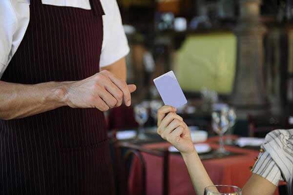 飲食店はクレジットカード決済を導入すべき？