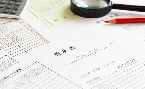 請求書を手書きするメリット・デメリットとは?請求書の電子化についても解説 請求書を手書きするメリット・デメリットとは?請求書の電子化についても解説