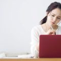 困っている女性の写真