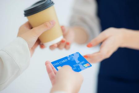 クレジットカード決済の手数料とは？加盟店手数料の相場や一覧、決済代行サービスの手数料についても解説