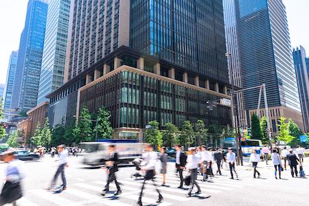オフィス街の横断歩道を行き交う人々