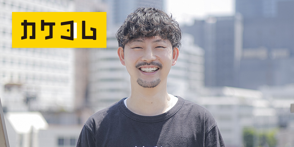 Canonのロゴが表示されたオフィスの前で立つ2人の男性